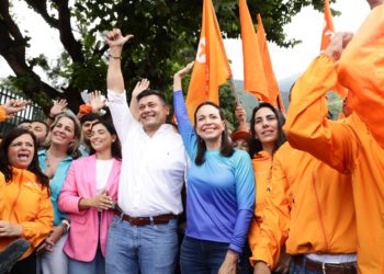 Freddy Superlano se retira de las primarias y ofrece su respaldo a María Corina Machado