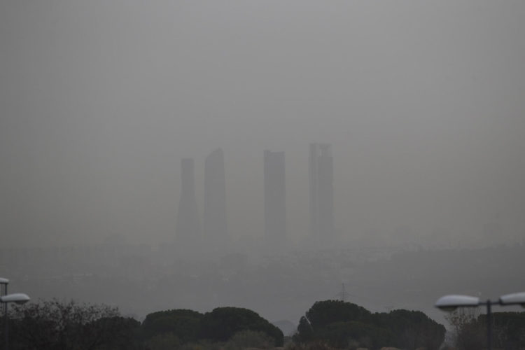 Vista de las cuatro torres de Madrid desde Pozuelo, entre la nube de polvo en suspensión procedente de las mesetas del Sahara. EFE/Juan Carlos Hidalgo