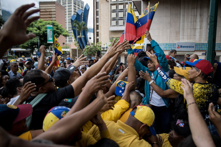 Fotografía donde se observa a un grupo de personas participar en un acto de campaña electoral para la elecciones primarias opositoras, en Caracas (Venezuela). EFE/ Miguel Gutierrez
