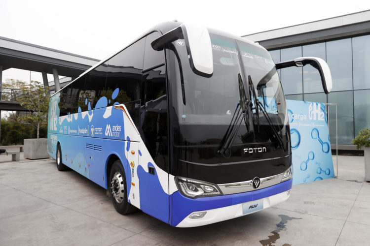 Fotografía del primer bus impulsado por hidrógeno verde, este 11 de octubre de 2023 en Santiago (Chile). EFE/ Elvis González