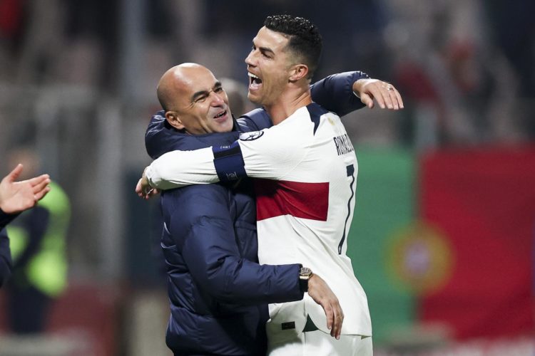El seleccionador de Portugal, Roberto Martínez abrazo al delantero luso Cristiano Ronaldo (d) EFE/EPA/JOSE SENA GOULAO