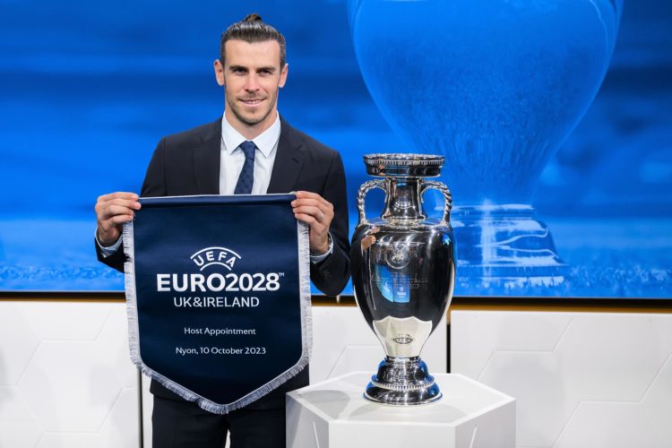 Gareth Bale, futbolista y embajador galés posa después de que Reino Unido e Irlanda fueran elegidos para albergar el torneo de fútbol Euro 2028 durante la ceremonia de anuncio de los anfitriones de la UEFA EURO 2028 y 2032 en la sede de la UEFA , en Nyon, Suiza. EFE/EPA/JEAN-CHRISTOPHE BOTT