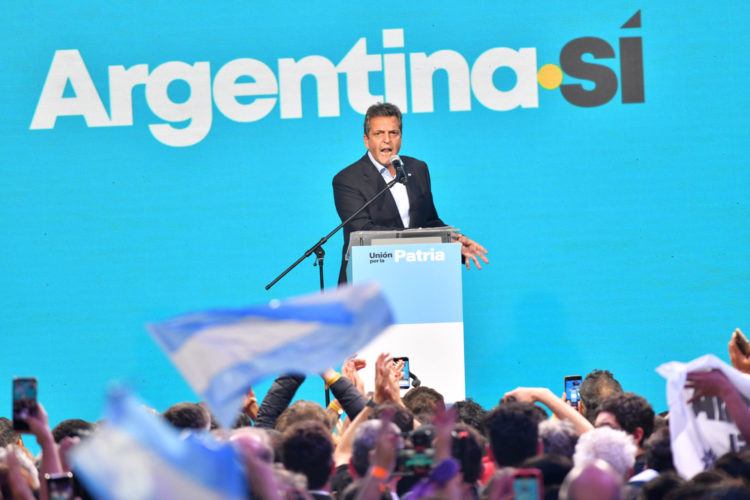 El candidato presidencial Sergio Massa habla tras conocerse los resultados de la primera vuelta de las elecciones argentinas, este 22 de octubre de 2023, en Buenos Aires (Argentina). EFE/ Enrique García Medina