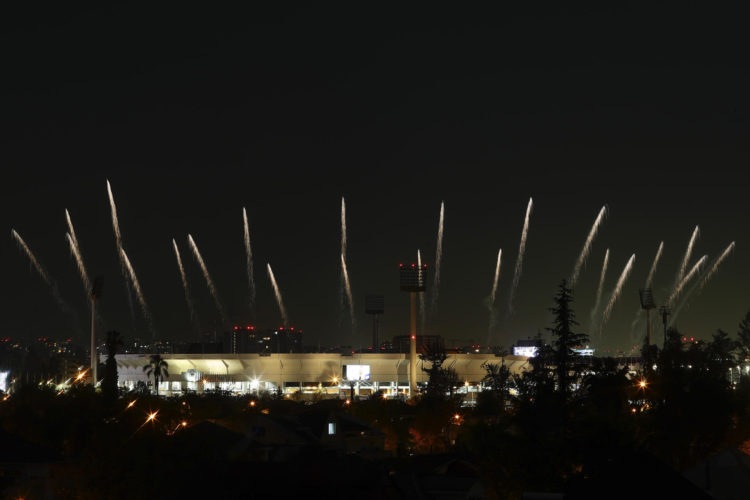 Fotografía de fuegos artificiales en la inauguración de los Juegos Panamericanos 2023 hoy, en el estadio Nacional en Santiago (Chile). EFE/ Osvaldo Villarroel