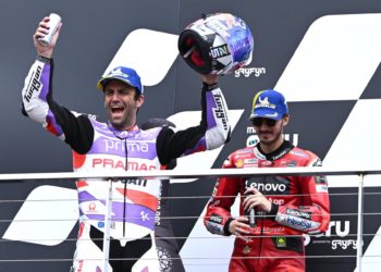 Zarco sube por primera vez a lo más alto del podio de MotoGP. Jorge Martín se lía