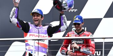 Zarco sube por primera vez a lo más alto del podio de MotoGP. Jorge Martín se lía