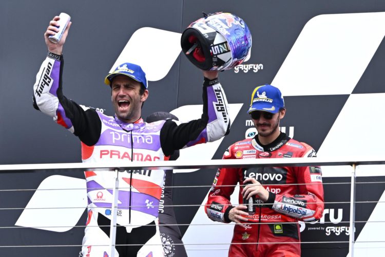 El francés Johann Zarco celebra su triunfo en la prueba de MotoGP, en presencia del italiano Francesco Bagnaia, segundo clasificado y líder del Mundial. EFE/EPA/JOEL CARRETT AUSTRALIA AND NEW ZEALAND OUT