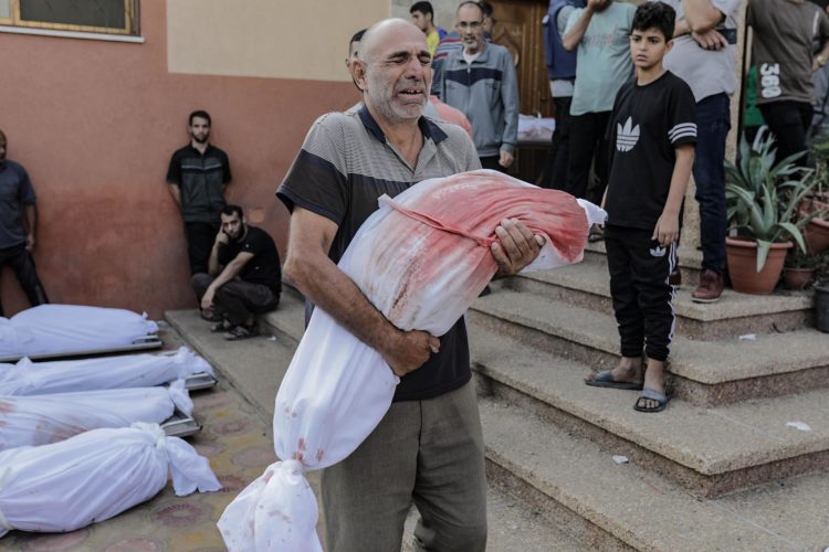 Familiares de palestinos muertos durante la actual escalada del conflicto entre Israel y Hamas lloran junto a sus cuerpos en el hospital Nasser, en Jan Yunis, en el sur de la Franja de Gaza, el 27 de octubre de 2023. EFE/EPA/HAITHAM IMAD