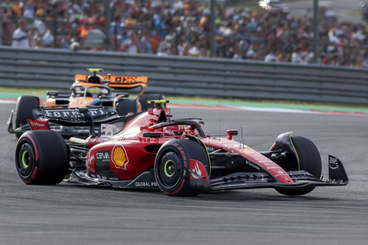 El piloto Carlos Sainz, en acción durante el Gran Premio de Fórmula 1 de los Estados Unidos, este 22 de octubre de 2023. EFE/EPA/Adam Davis