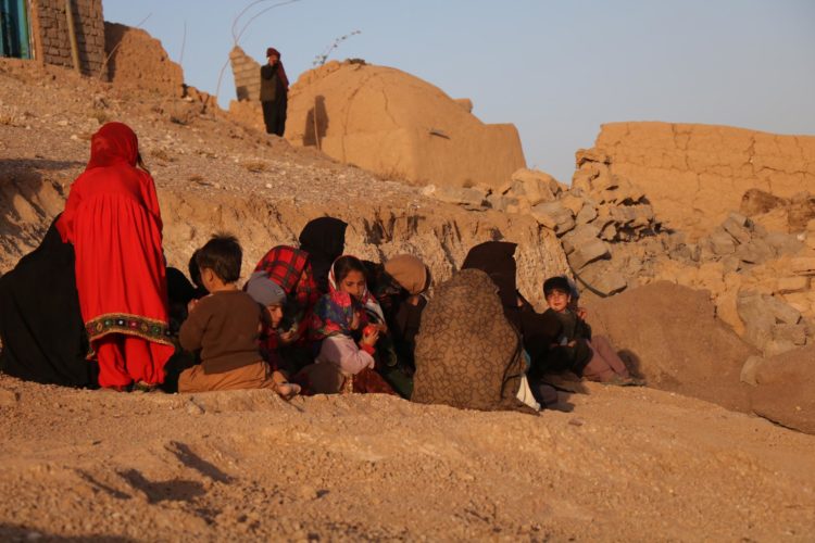 Afectados por el terremoto esperan ayuda en Herat, Afganistán.EFE/EPA/STRINGER