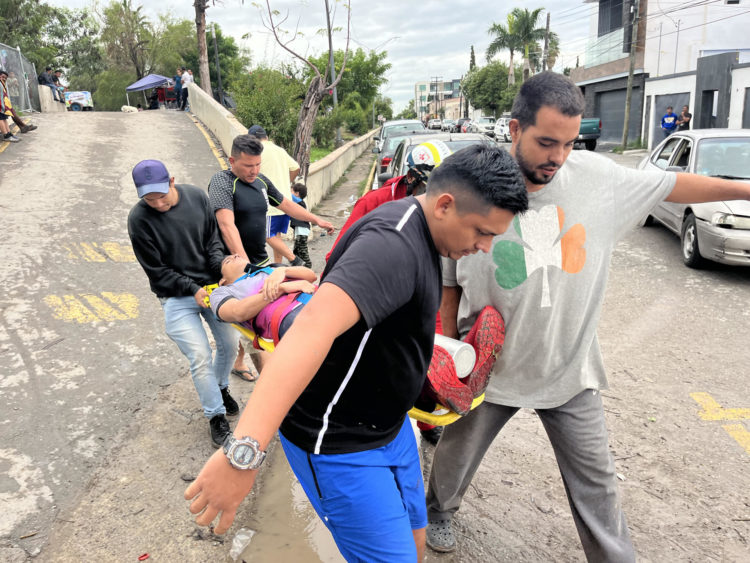 Migrantes rescataron a una persona en la inmediaciones del Rio Bravo en Matamoros estado de Tamaulipas (México). EFE/Abraham Pineda-Jacome