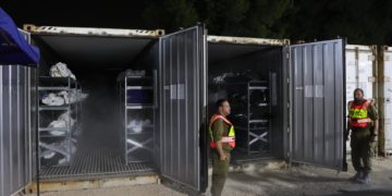 Con uñas, huesos y cenizas, así identifican los forenses a víctimas de la masacre de Hamás