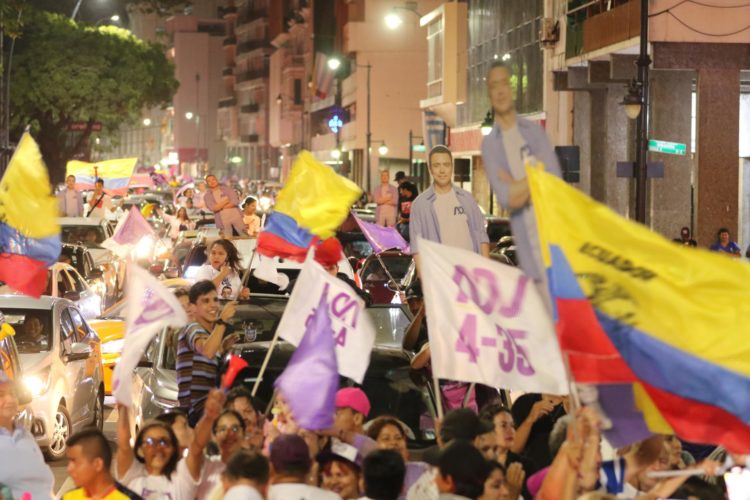 Simpatizantes del aspirante presidencial ecuatoriano Daniel Noboa fueron registrados este el pasado 15 de octubre al celebrar el triunfo de su candidato en los comicios, en Guayaquil (Ecuador). EFE/Jonathan Miranda