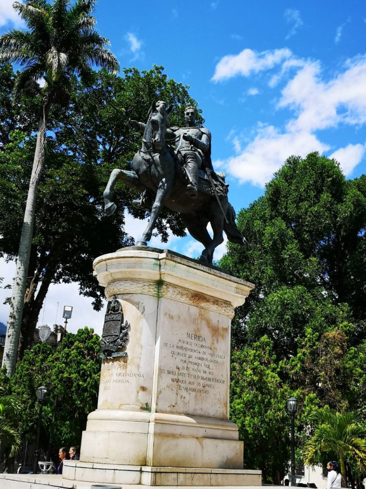 Estatua ecuestre del Libertador en la Plaza Bolívar de Mérida. Foto de Yanara Vivas