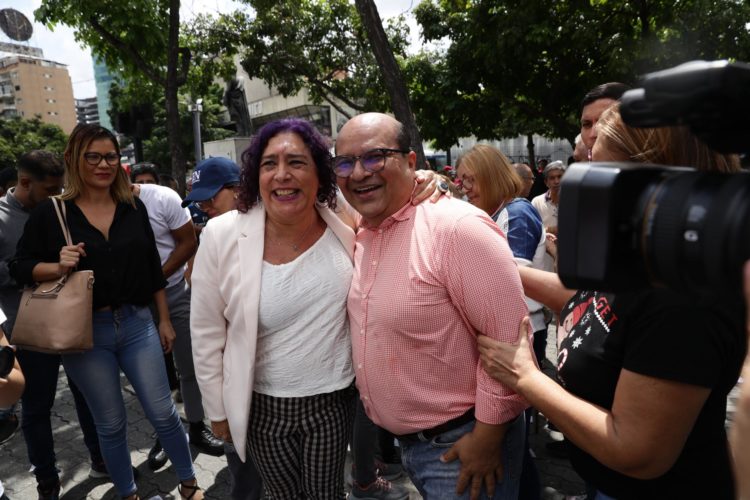 Fotografía de archivo de Roland Carreño quien se abraza con Tamara Adrian, candidata a las primarias, durante la votación de las elecciones primarias de la oposición hoy, en Caracas (Venezuela). EFE/ Rayner Peña