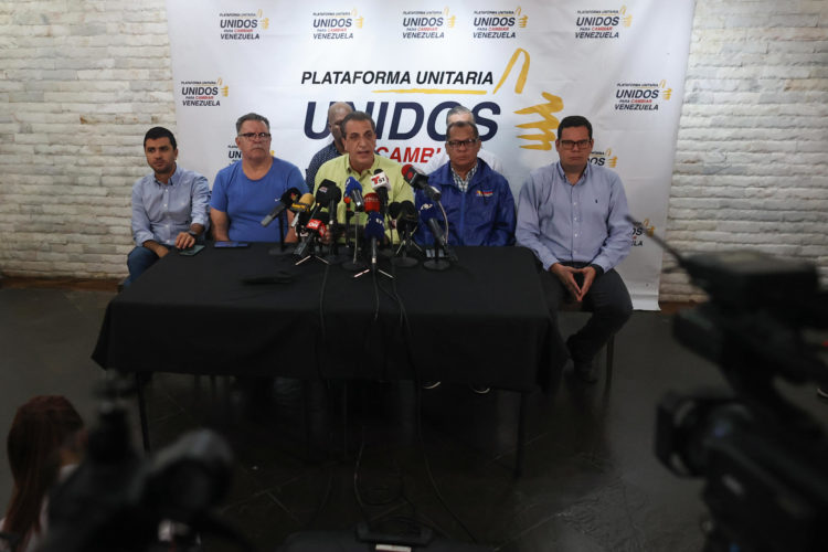Biagio Pilieri (c) representante de la Plataforma Unitaria Democrática habla hoy, durante una rueda de prensa en Caracas (Venezuela). EFE/ Miguel Gutiérrez