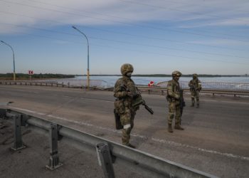 Ucrania busca desesperadamente armamento mientras avanza al sur del río Dniéper