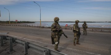 Ucrania busca desesperadamente armamento mientras avanza al sur del río Dniéper