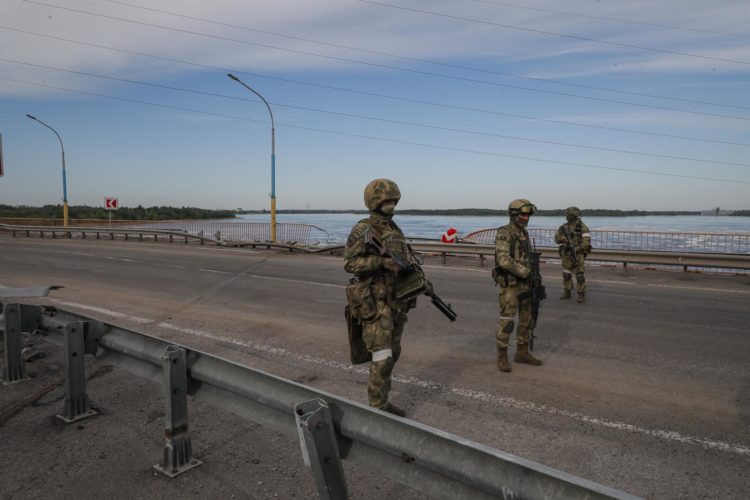 Foto de archivo de militares rusos en el río Dniéper, cerca de Jersón, Ucrania EFE/EPA/SERGEI ILNITSKY