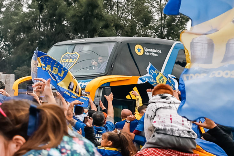 Aficionados alientan a los jugadores del Boca Juniors en el camino hacia el aeropuerto hoy, en Buenos Aires (Argentina). EFE/ Juan Ignacio Roncoroni