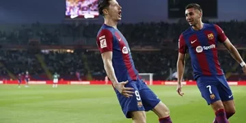 Barça remontó y derrotó 2-1 al Alavés para seguir tercero en LaLiga