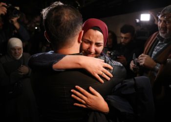 Israel y Hamás acuerdan segunda extensión de la tregua humanitaria por un día, según Catar