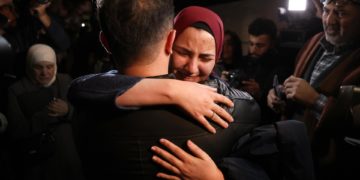 Israel y Hamás acuerdan segunda extensión de la tregua humanitaria por un día, según Catar