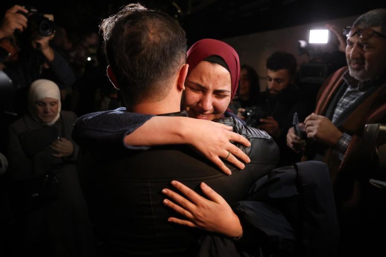 Prisioneros palestinos liberados de la cárcel militar israelí de Ofer son recibidos por familiares a su llegada a Ramala, en Cisjordania, el 30 de noviembre de 2023. EFE/EPA/ALAA BADARNEH
