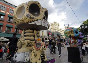 Más de 120 calaveras componen la mayor exhibición pública del Día de Muertos en México