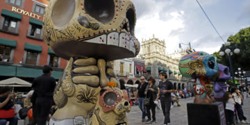 Más de 120 calaveras componen la mayor exhibición pública del Día de Muertos en México