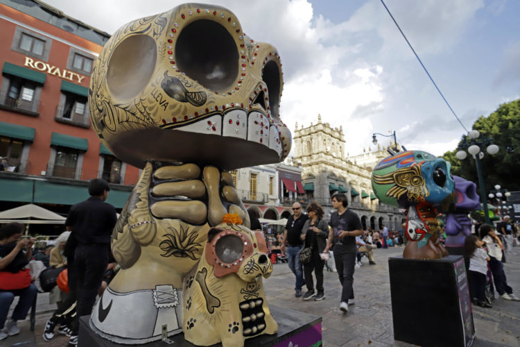 Visitantes observa piezas de la exposición "Me lleva la huesuda", el 31 de octubre de 2023, en el zócalo de la ciudad de Puebla (México). EFE/Hilda Ríos