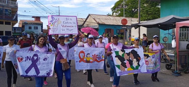Aspecto de la concurrida marcha celebrada por las mujeres de Sucre para rechazar la violencia contra la mujer.