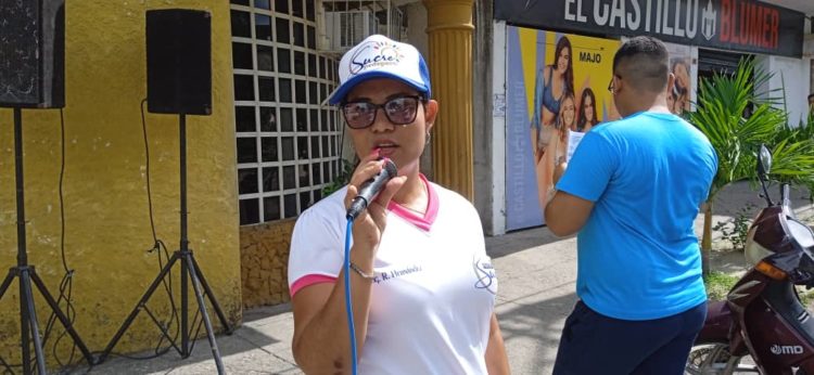 La abogada Rosmaira Hernández en plena calle participando en las jornadas.