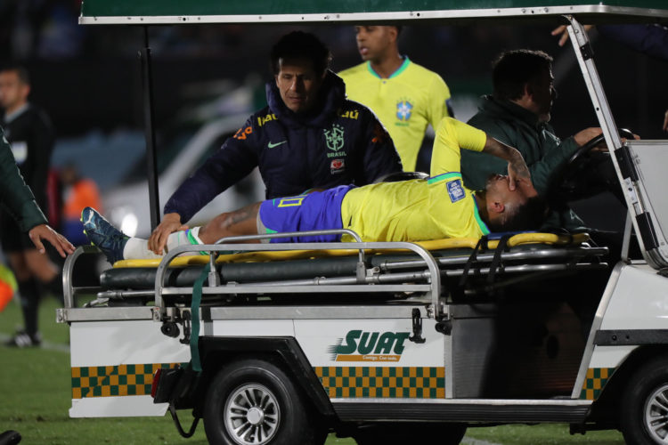 Neymar de Brasil sale lesionado en un partido de las Eliminatorias Sudamericanas para la Copa Mundial de Fútbol 2026 ante Uruguay. Foto de archivo. EFE/Raul Martinez