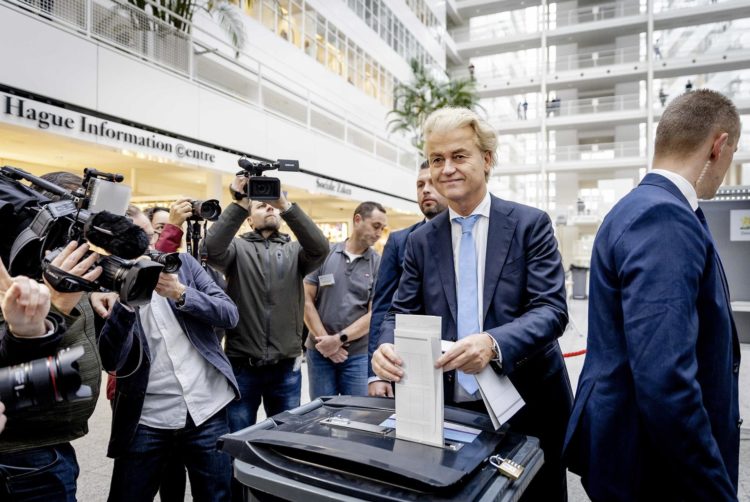 El líder del partido neerlandés de extrema derecha PVV, Geert Wilders, ganó las elecciones de este miércoles en Países Bajos, según los sondeos. EFE/EPA/REMKO DE WAAL
