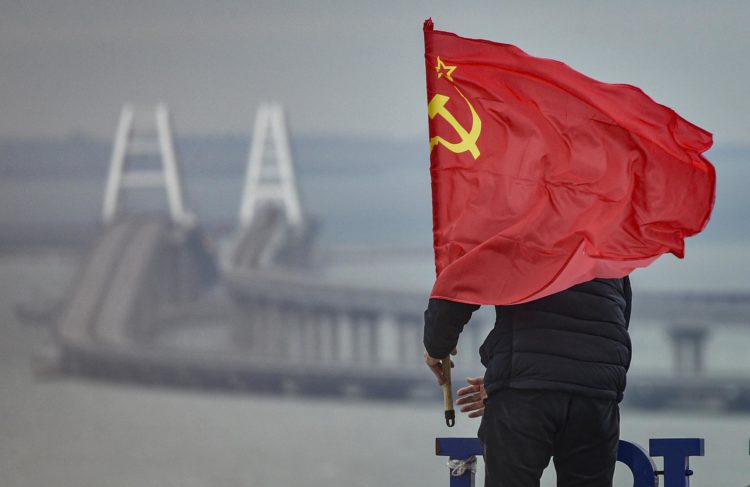 Imagen de archivo de un hombre con una bandera soviética en una plataforma de observación con vistas al puente de Crimea en Kerch, Crimea.EFE/EPA/STRINGER
