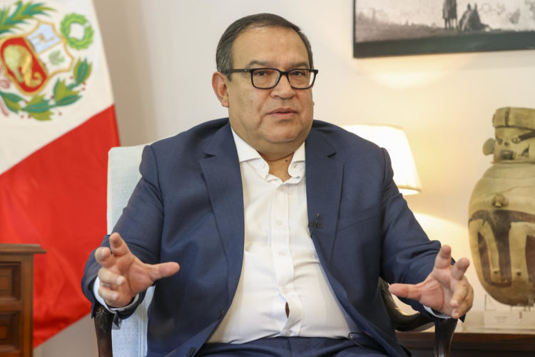 Fotografía de archivo en la que se registró al presidente del Consejo de Ministros de Perú, Alberto Otárola, durante una entrevista con EFE. EFE/Kiko Huesca