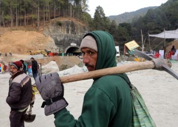 India empleará una controvertida técnica para rescatar 41 obreros atrapados en un túnel