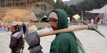 India empleará una controvertida técnica para rescatar 41 obreros atrapados en un túnel