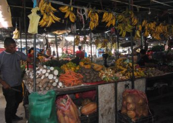 Trabajadores del Mercado La Paz molestos por proliferación de “buhoneros” en el centro de Valera
