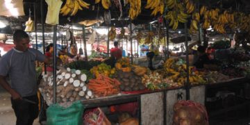 Trabajadores del Mercado La Paz molestos por proliferación de “buhoneros” en el centro de Valera