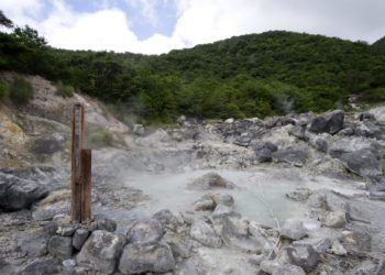 La isla formada al sur de Tokio por una erupción volcánica el mes pasado sigue creciendo
