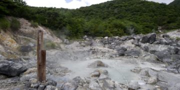 La isla formada al sur de Tokio por una erupción volcánica el mes pasado sigue creciendo