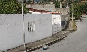 Denuncian que camioneta derribó lámpara de poste en Boconó