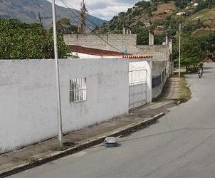 Denuncian que camioneta derribó lámpara de poste en Boconó
