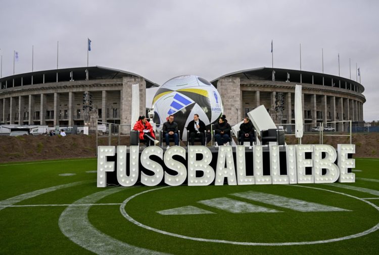 La UEFA y Adidas presentaron este miércoles frente al Olympiastadion de Berlín el balón oficial de la Eurocopa de Alemania 2024, "Fussballiebe", que incorpora por primera vez para esta competición la tecnología que ayuda al vídeoarbitraje y está fabricado con materiales biológicos más sostenibles. EFE/EPA/FILIP SINGER