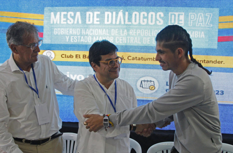 Camilo González Posso (izquierda) con Danilo Rueda (centro) y Andrey Avendaño (derecha) en octubre de 2023. EFE/ Mario Caicedo