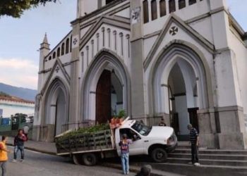 Camión sin frenos impacta contra escaleras de la Iglesia San Alejo