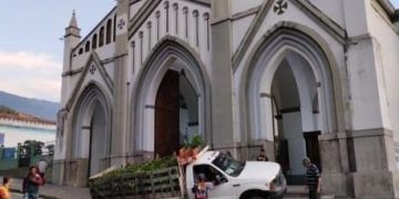 Camión sin frenos impacta contra escaleras de la Iglesia San Alejo