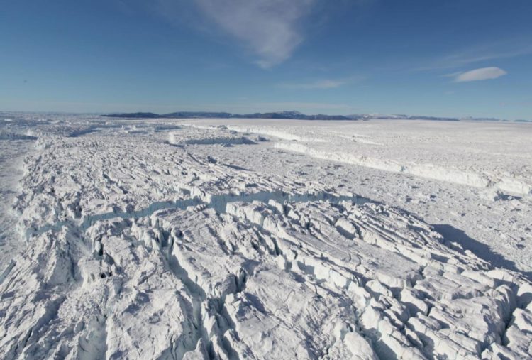 Gigantescos icebergs se desprenden de la parte frontal del Zachariæ Isstrøm, cuya lengua de hielo flotante se derrumbó en 2003. La descarga de hielo en el océano desde este glaciar ha aumentado drásticamente desde entonces. Fotografía: Anders Bjørk, agosto de 2016.
